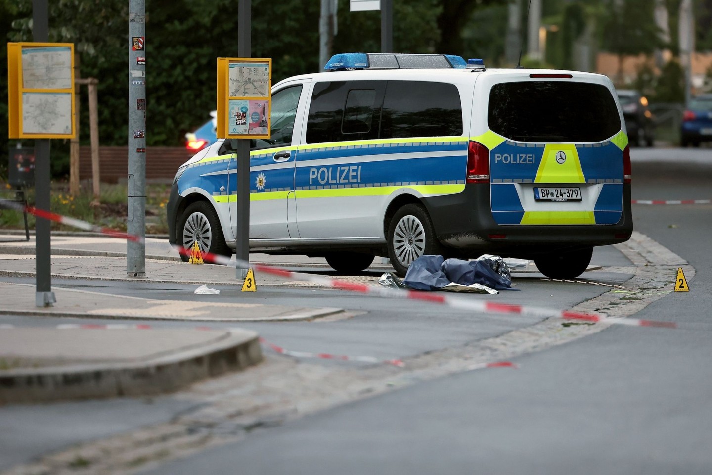 Am S-Bahnhof in Lauf an der Pegnitz nahe Nürnberg soll ein 34-Jähriger auf Bundespolizisten mit einem Messer losgegangen sein.