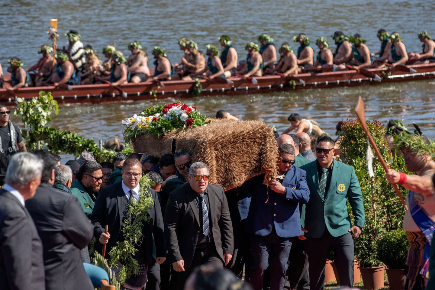 Mit Kanus wurde der Sarg entlang des Waikato River zum heiligen Taupiri Mountain gebracht.