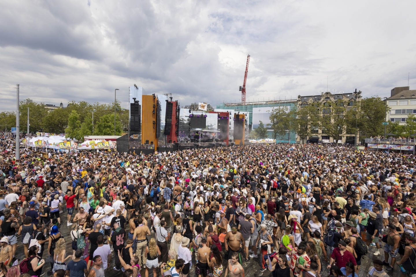 Tausende Tanzende bei der «Street Parade» in Zürich.