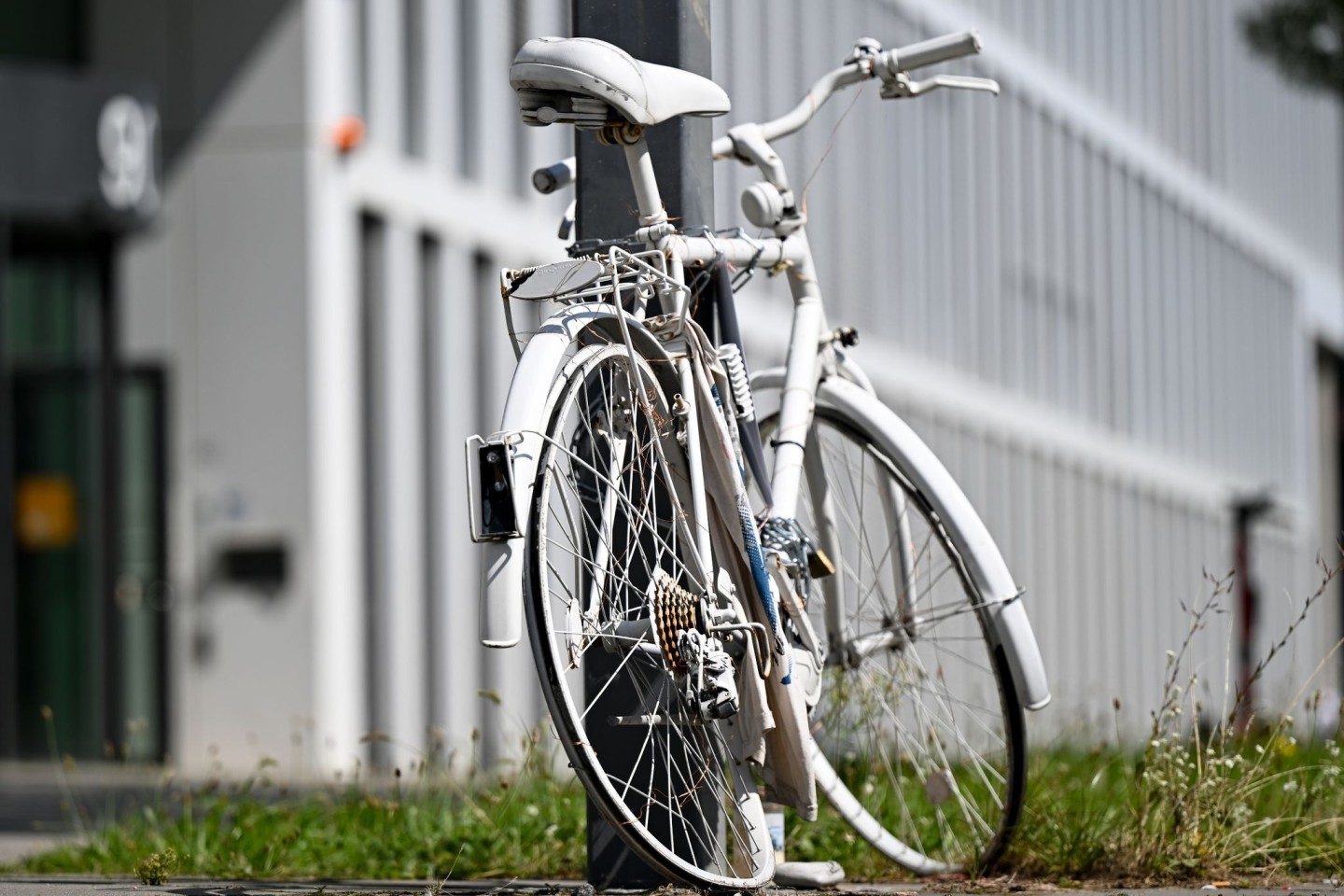 Ein Ghost-Bike erinnert in Frankfurt am Main an einen tödlichen Fahrradunfall.