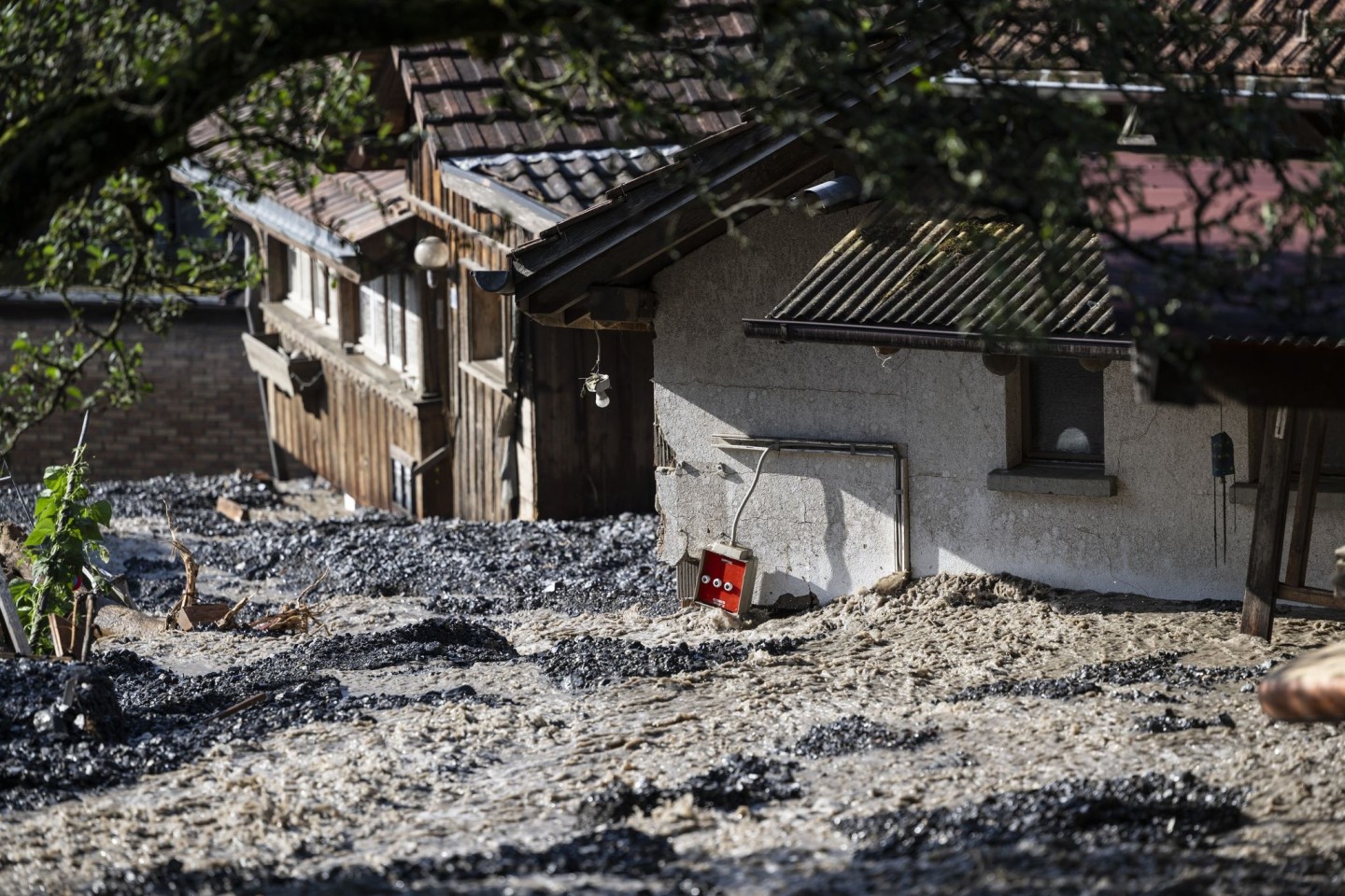 Trotz einer meterhohen Gerölllawine kam niemand im Örtchen Brienz zu Schaden.