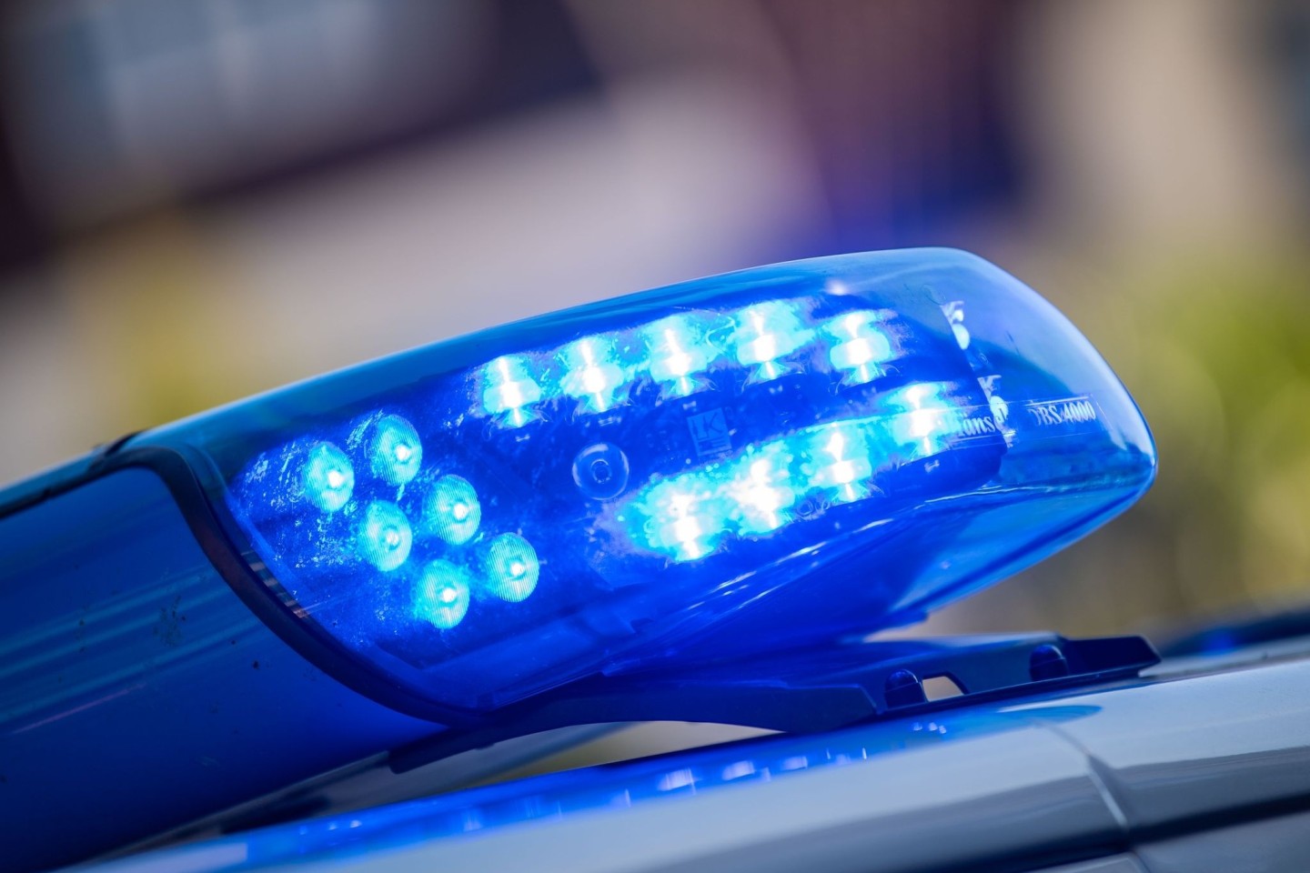 Ein 15-Jähriger hat mit dem Auto seines Vaters mehrere Fahrzeuge beschädigt.