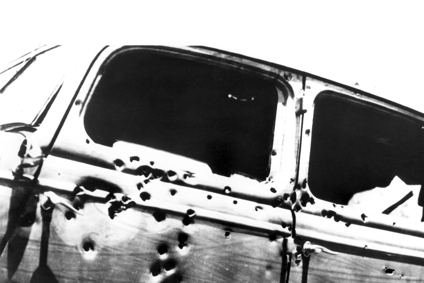 Mit weit über hundert Kugeln durchsiebte die Polizei das Fahrzeug, in dem Bonnie und Clyde starben.