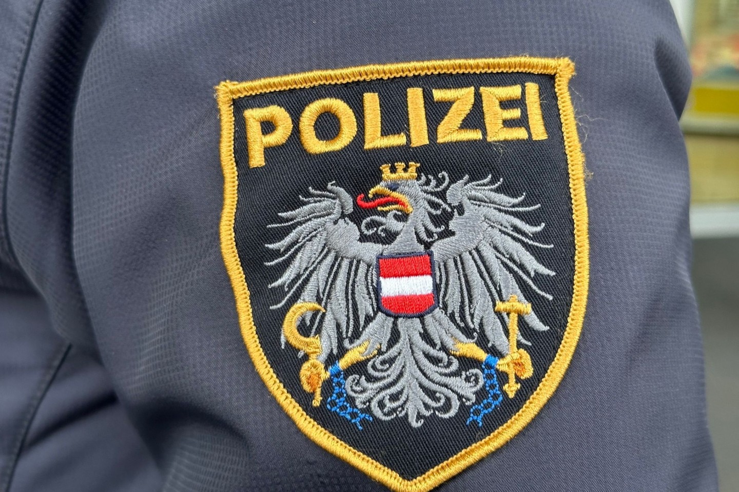 Die Polizei verhörte die Verdächtigen.