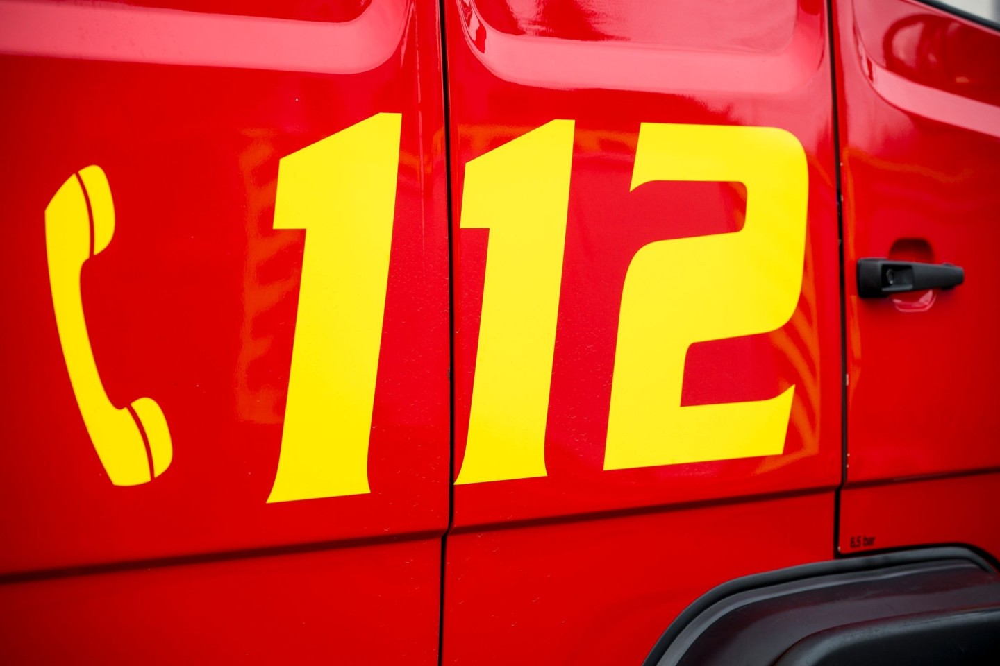 Die Feuerwehr hat in Nürnberg ein einjähriges Mädchen aus einem aufgeheizten Auto befreit.