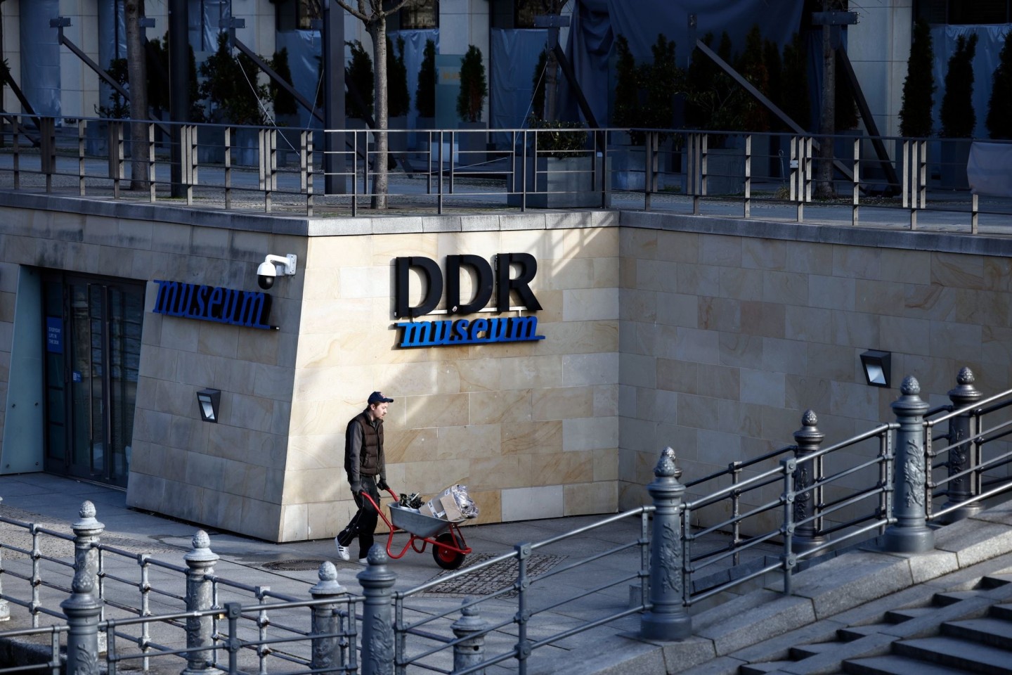 Drei Monate nach dem Platzen des Aquariums in einem Berliner Hotel steht das ebenfalls betroffene DDR-Museum kurz vor der Wiedereröffnung.