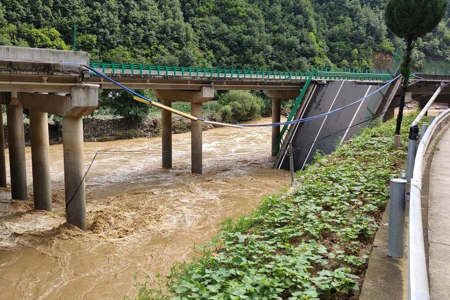 Bei einem Brückeinsturz in der chinesischen Provinz Schaanxi sollen mindestens 30 Fahrzeuge in den Fluss gefallen sein. Mindestens 38 Menschen kamen ums Leben. Archivfoto. 