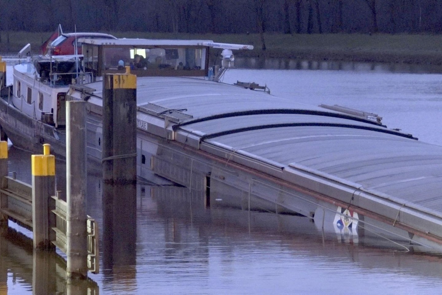 Vor einer Schleuse auf dem Dortmund-Ems-Kanal ist ein Getreidefrachter mit Wasser vollgelaufen.