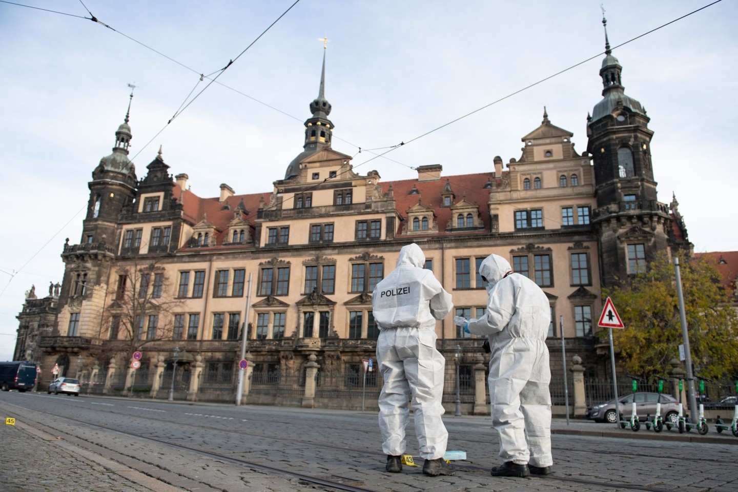 Zwei Mitarbeiter der Spurensicherung stehen vor dem Residenzschloss mit dem Grünen Gewölbe.