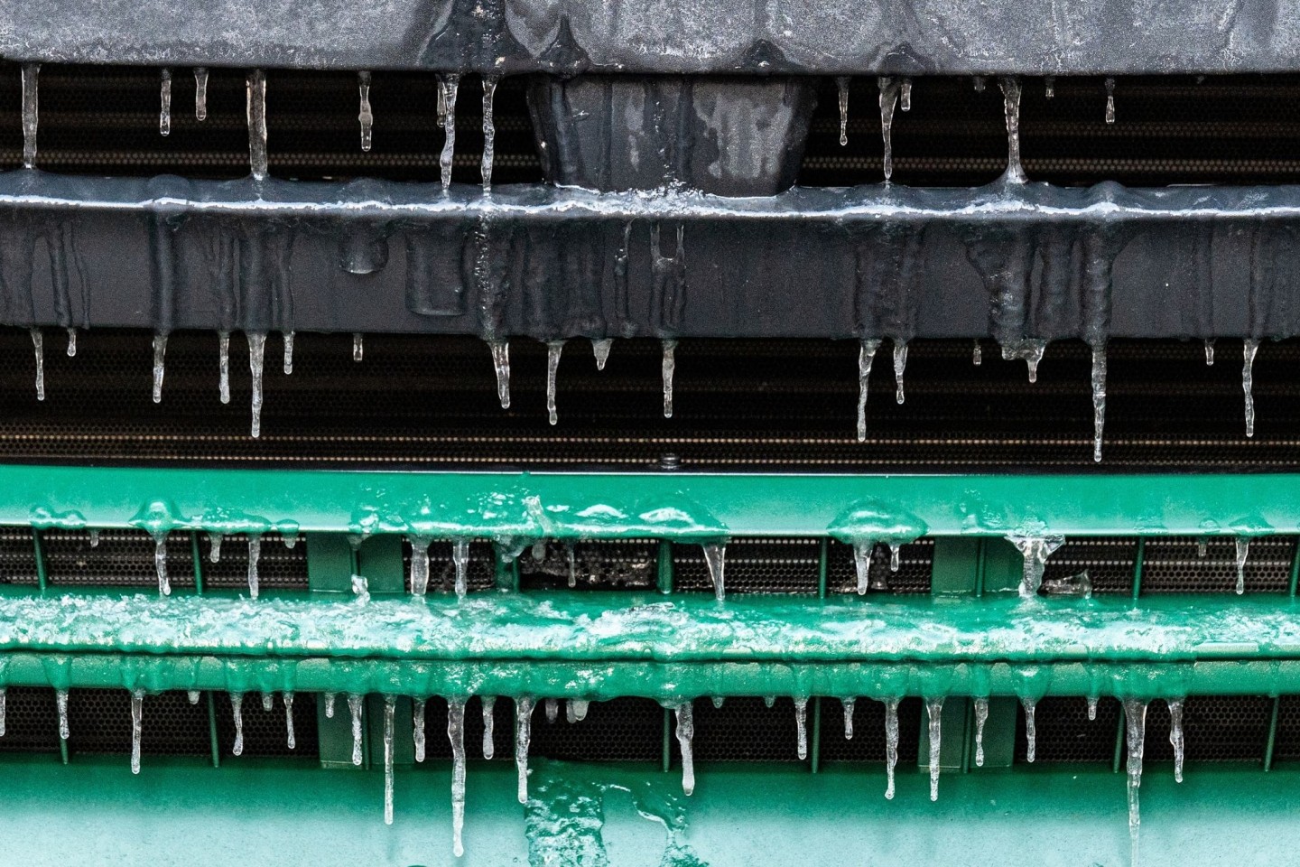 Eiszapfen am Kühlergrill eines Lastwagens.