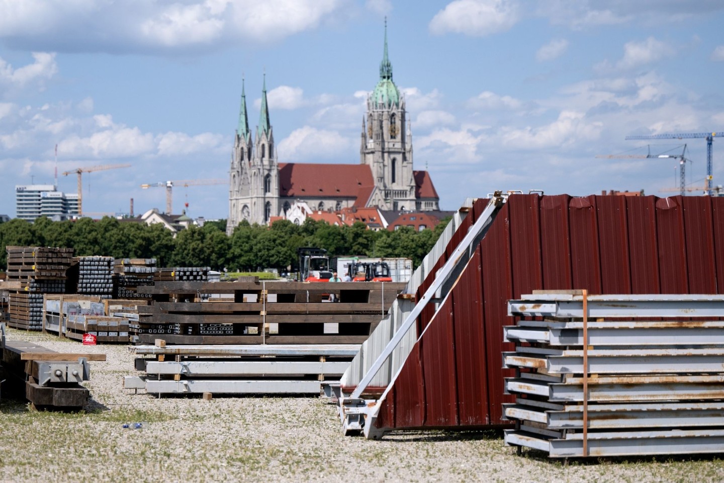 Der Aufbau zur diesjährigen Wiesn läuft bereits.