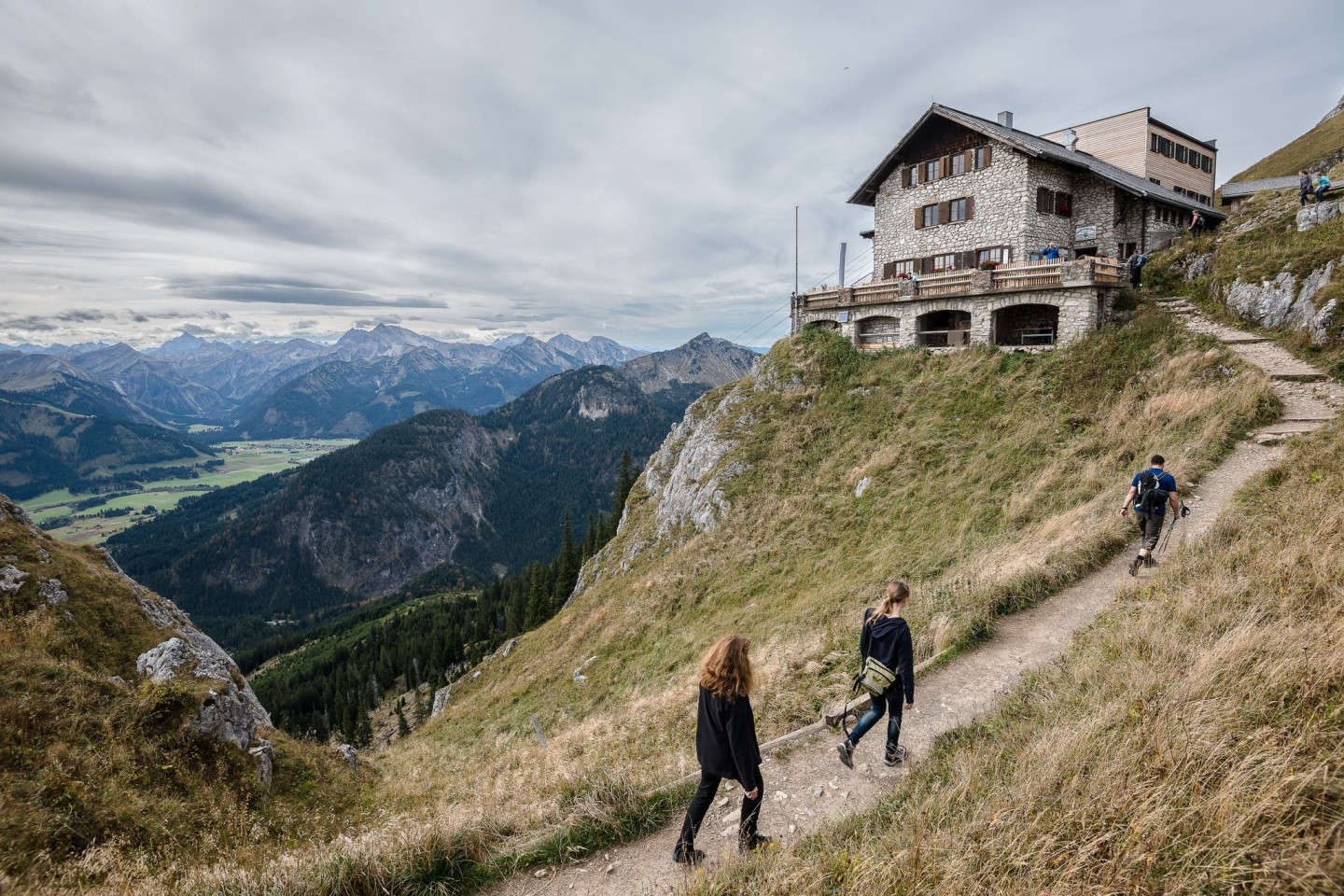 Eine Berghütte bedeutet nicht nur schöne Einkehr, sondern auch sichere Zuflucht. (Archivbild)