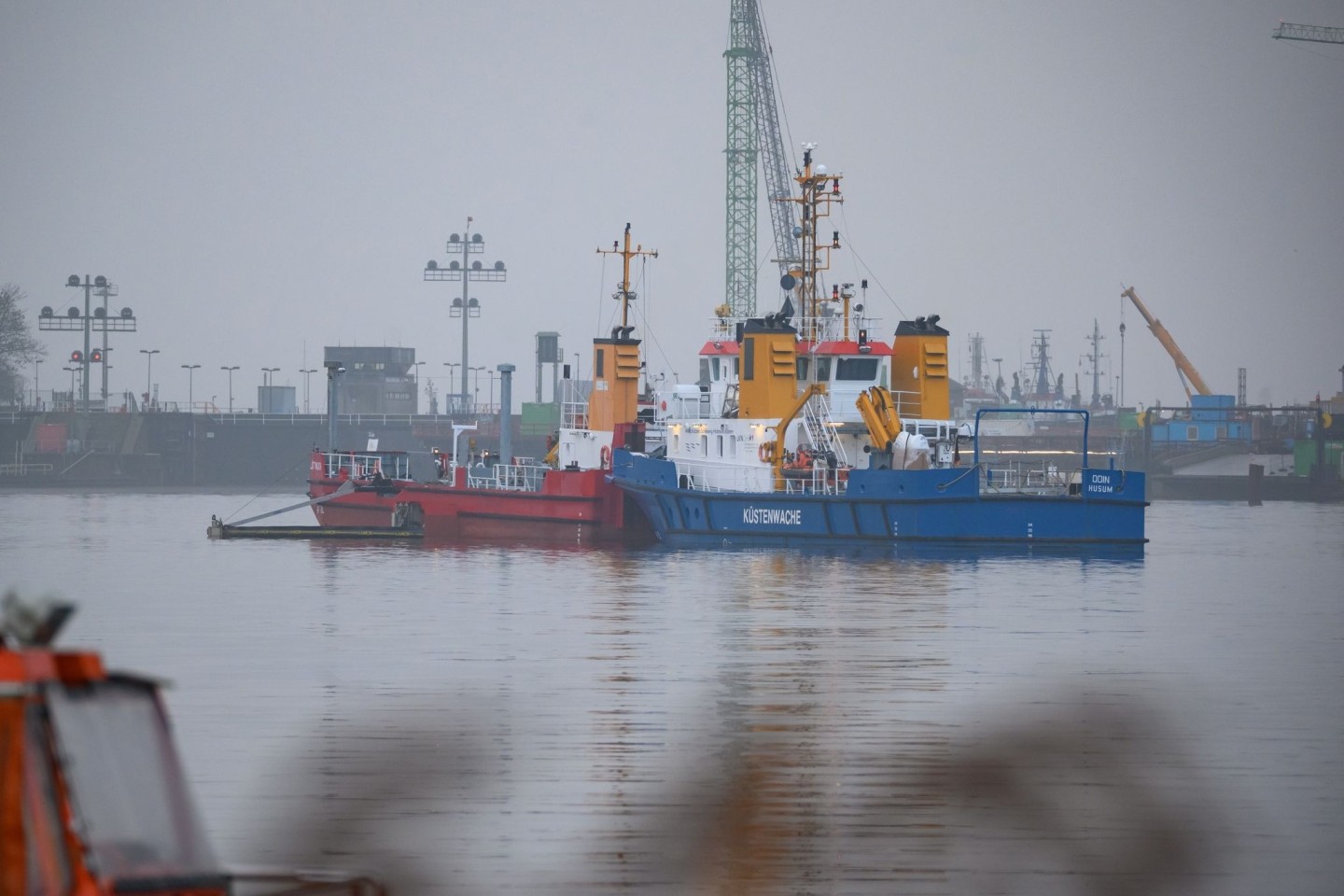 Das Mehrzweckschiff «Odin» fährt mit einem Ponton über das Wasser vor der Schleuse, um das Öl aufzunehmen.