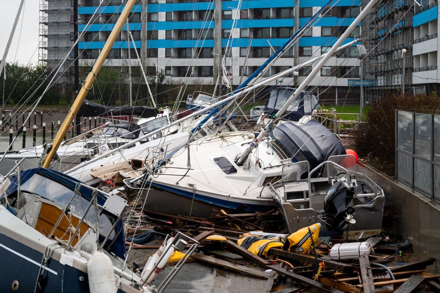 Beschädigte Schiffe nach der Sturmflut im Hafen von Damp.