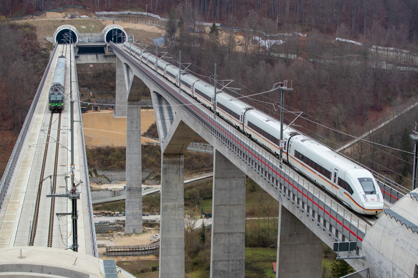 Ein ICE-Zug (r) und ein Regionalzug (l) auf der Bahn-Neubaustrecke zwischen Wendlingen und Ulm.