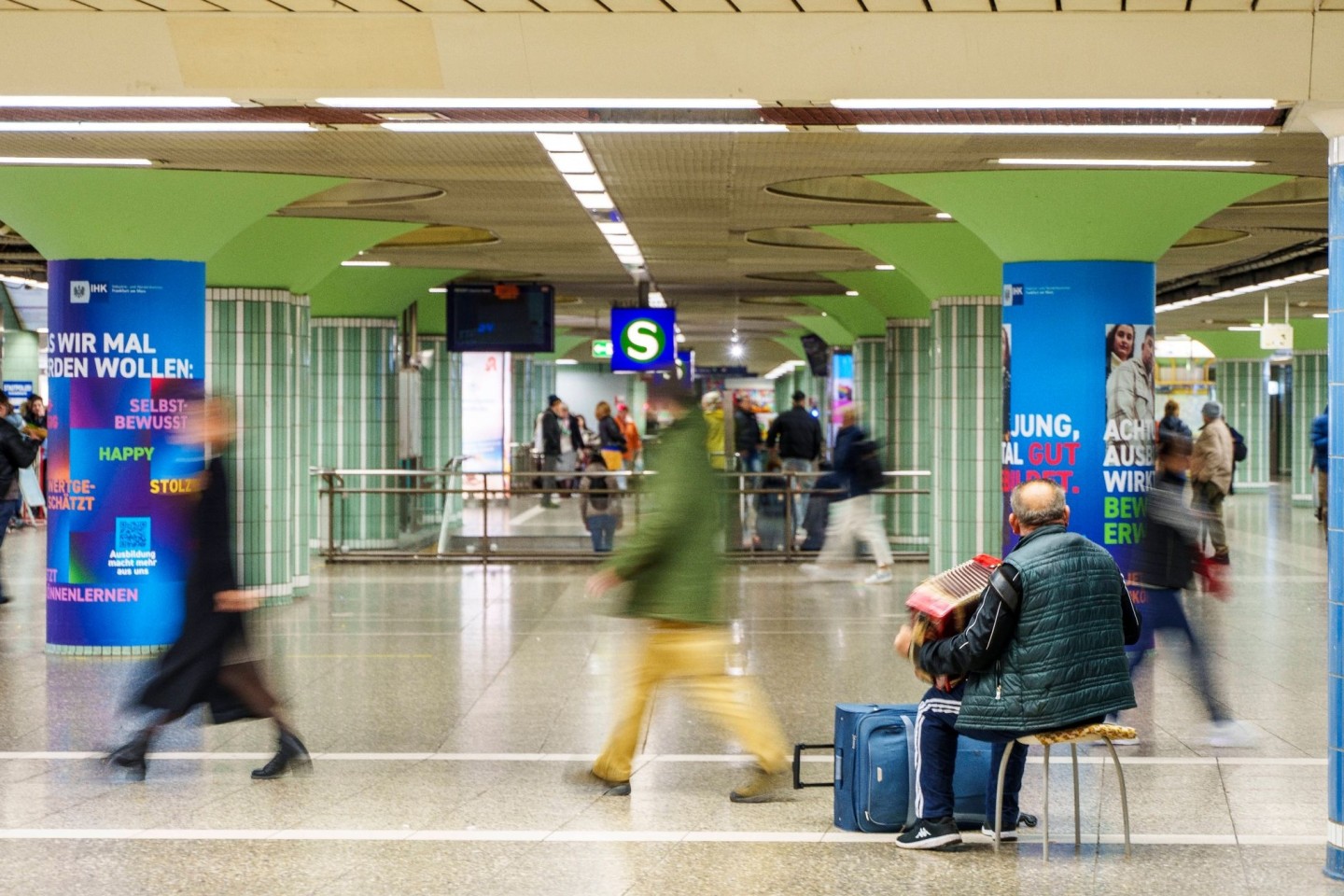 Menschen gehen durch die B-Ebene des ÖPNV-Bahnhofs Hauptwache in Frankfurt.