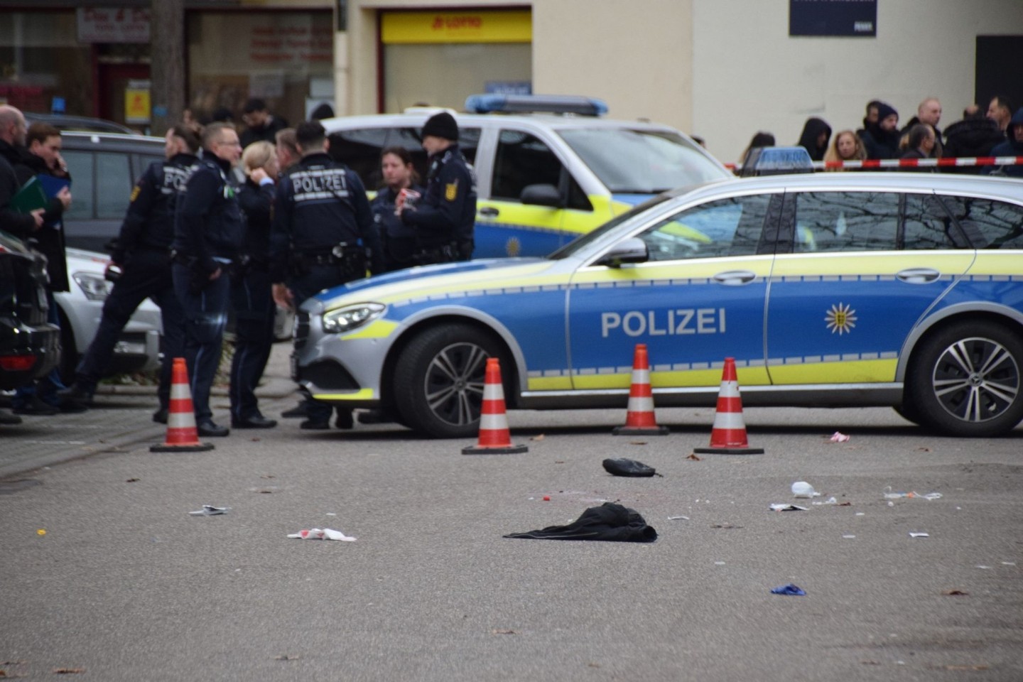 Einsatzkräfte der Polizei sichern den Tatort.