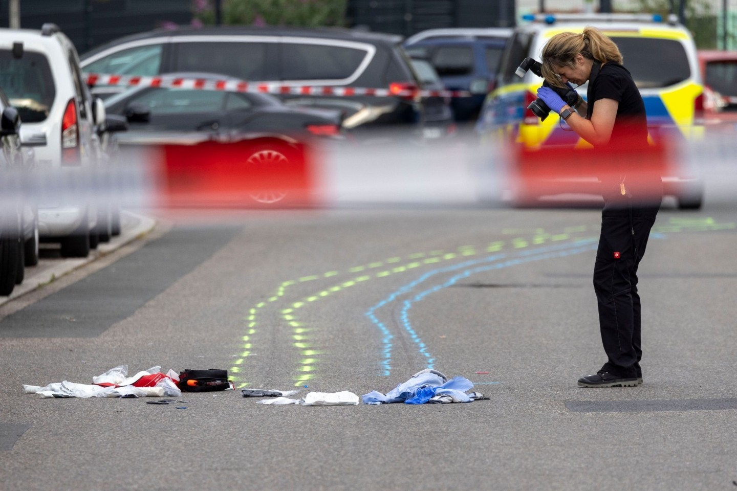 Eine Polizeibeamtin sichert Spuren am Unfallort.