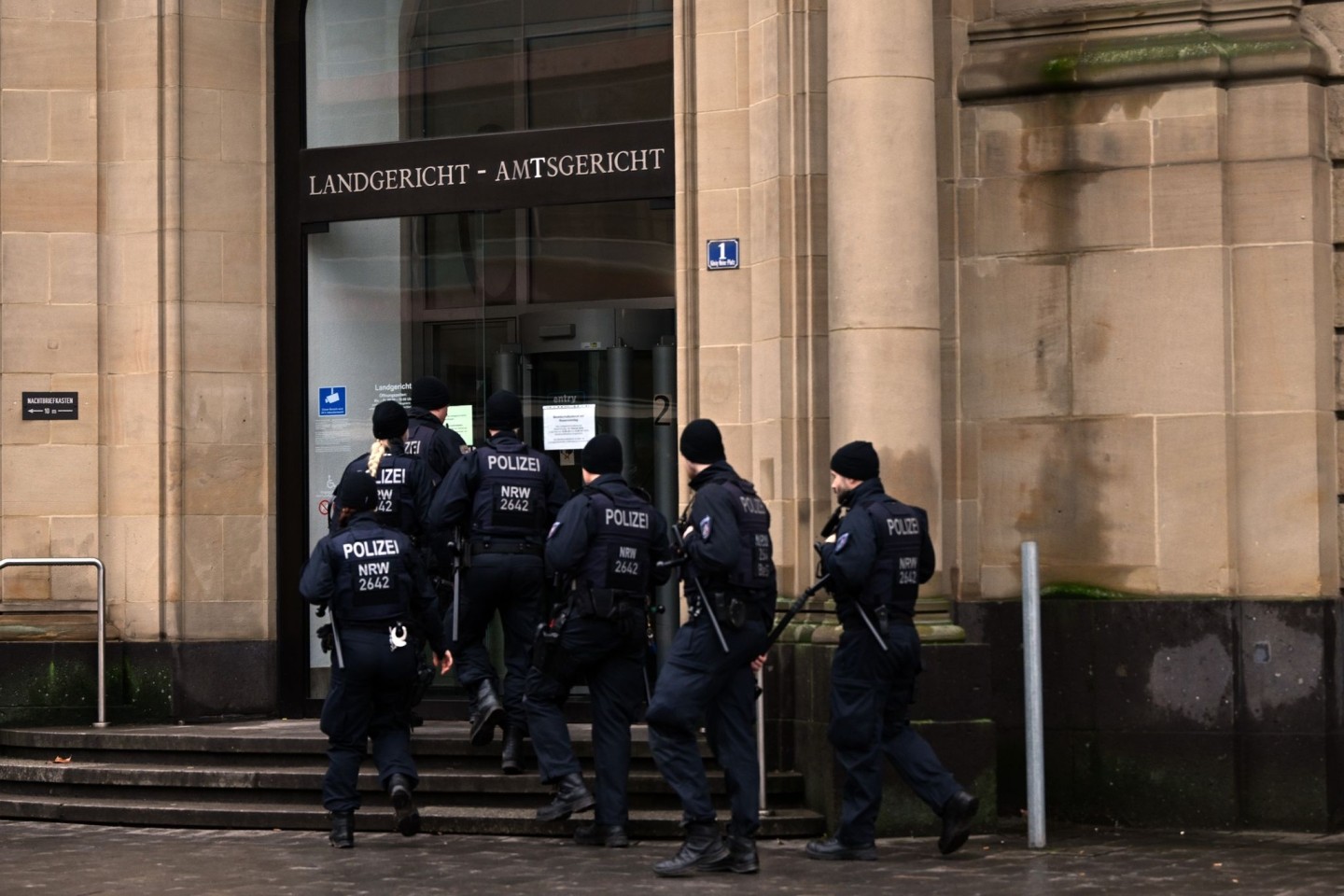 Polizisten sichern das Gerichtsgebäude in Duisburg.