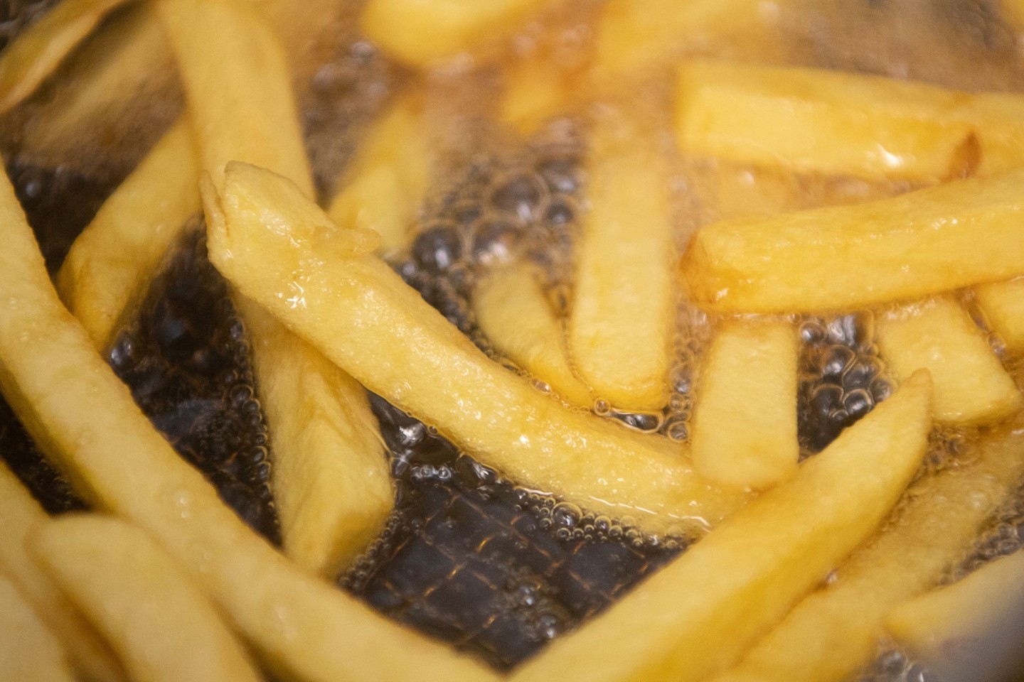 Im nordfranzösischen Arras findet die erste Pommes frites-Weltmeisterschaft statt.