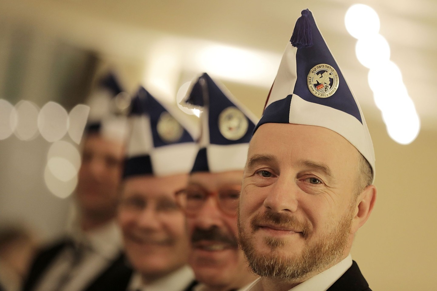 Aaron Knappstein (r), Präsident des jüdischen Karneval Vereins Kölsche Kippa Köpp e.V., steht vor dem Besuch einer Sitzung mit Mitgliedern zusammen.