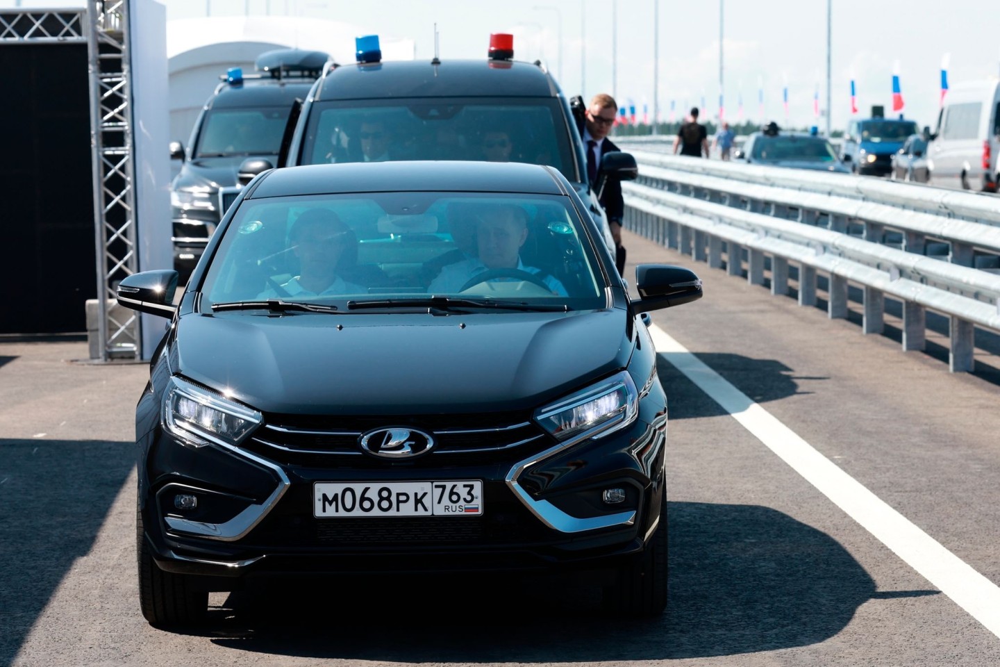 Putin fährt nur selten selbst, aber hier steuert er einen heimischen Lada Aura.