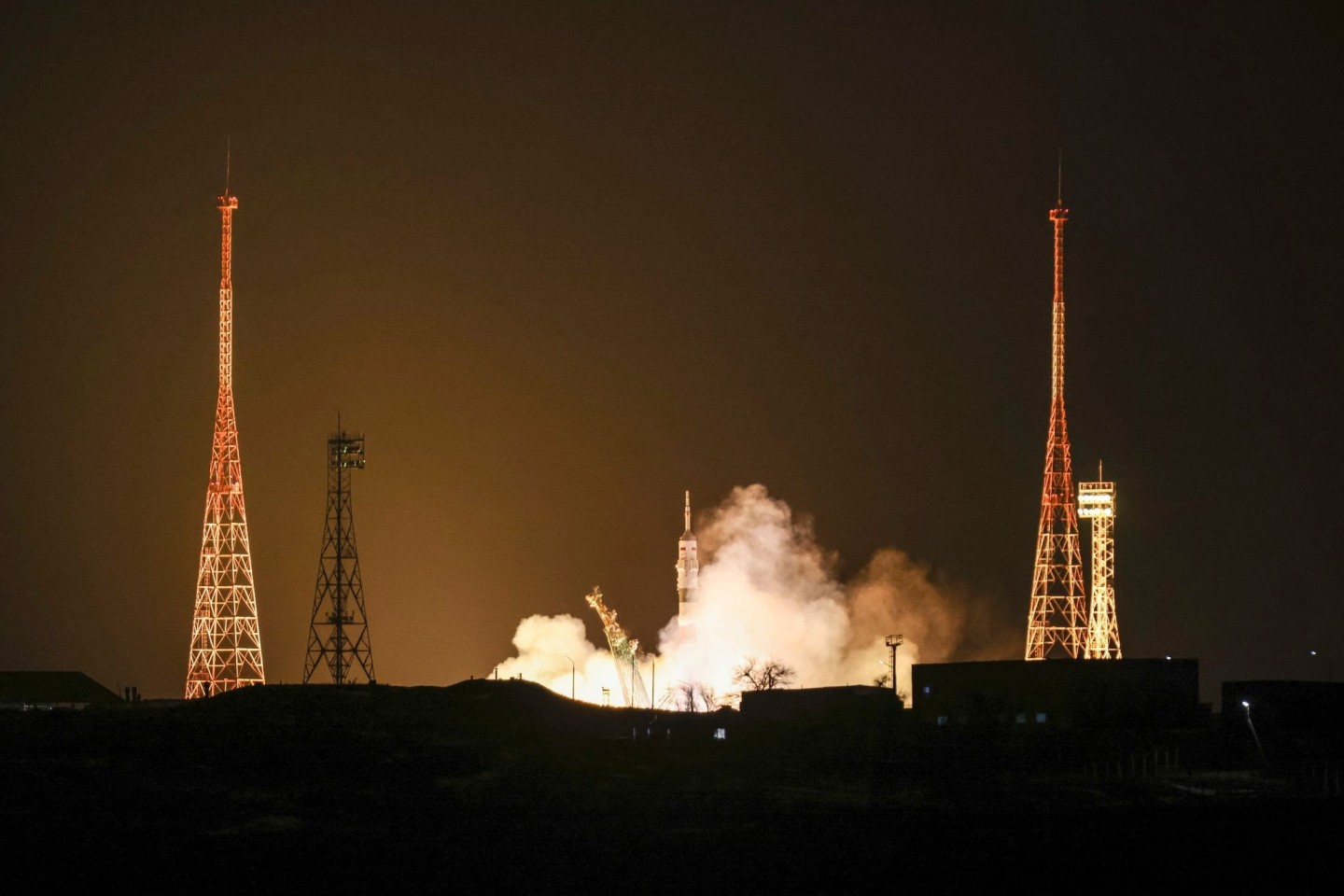 Als Ersatz für eine beschädigte Raumfähre ist eine unbemannte Sojus-Kapsel zur ISS gestartet.