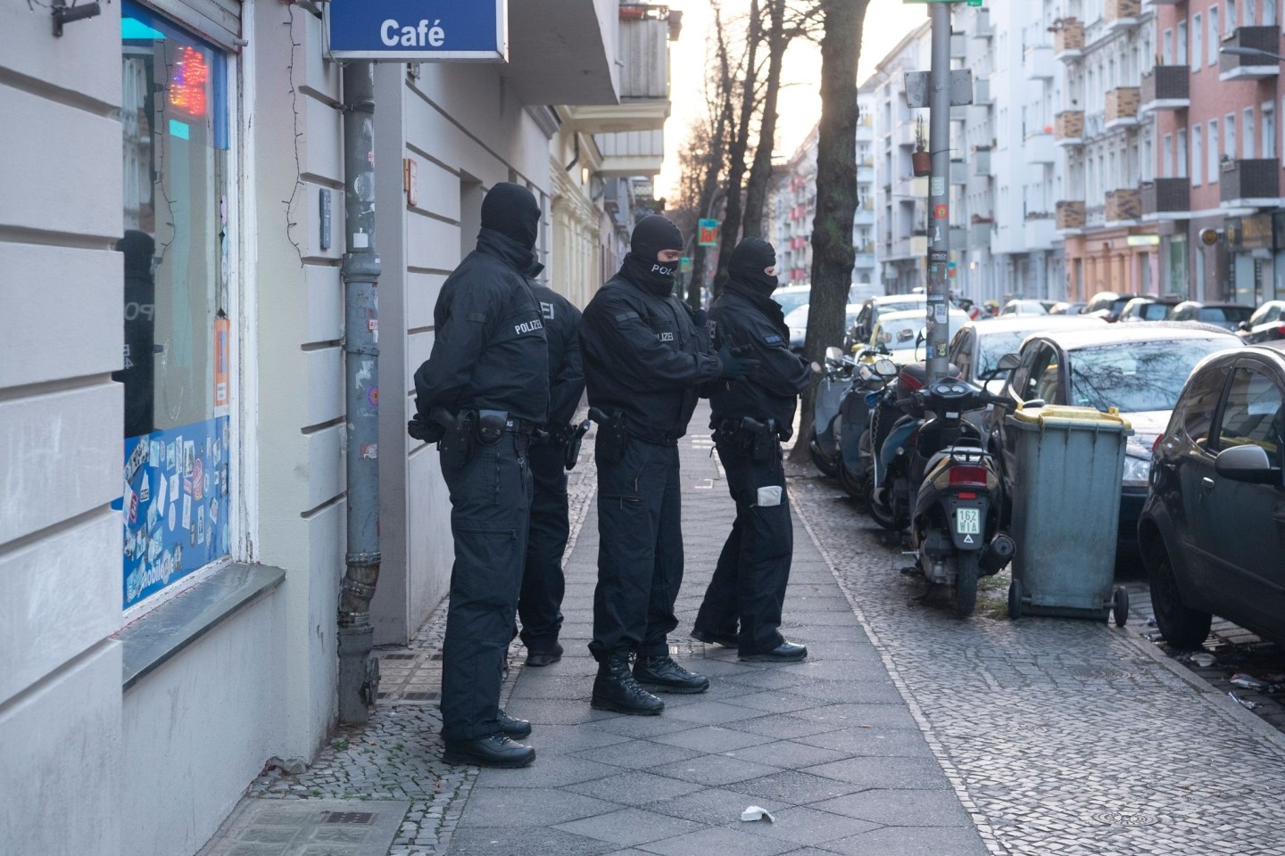 Polizisten bei einer Razzia in der Hauptstadt.