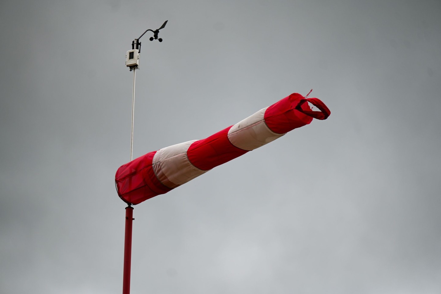 Vor allem in der Westhälfte Deutschlands sind laut Deutschem Wetterdienst Böen zwischen 70 und 80 Kilometer pro Stunde möglich. Noch kräftiger werden soll der Wind auf den Gipfeln der Mi...