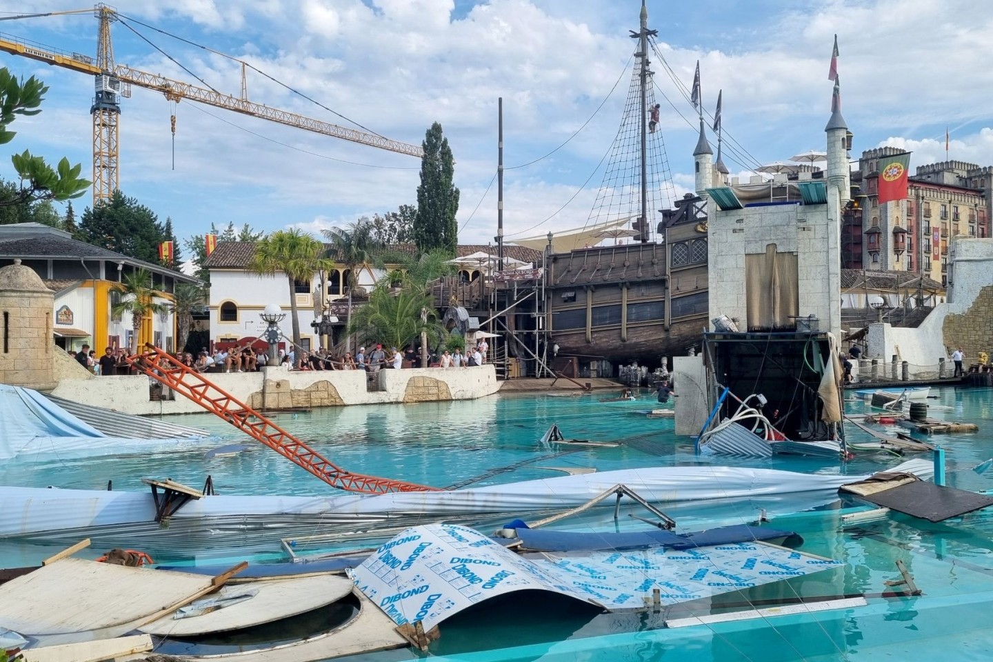 Ein Blick auf das Areal der «High-Diving-Show «Retorno dos Piratas»» und das Becken der Attraktion «Atlantica SuperSplash» nach dem Unfall.