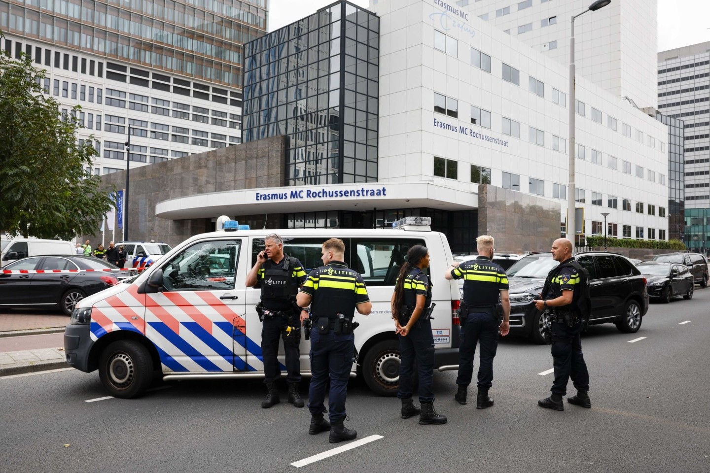 Polizeibeamte stehen vor dem Erasmus-Krankenhaus in Rotterdam.