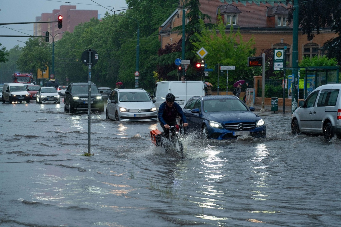 In Brandenburg gab es überschwemmte Straßen, vollgelaufene Keller und abgebrochene Äste - das Unwetter verlief allerdings glimpflich.