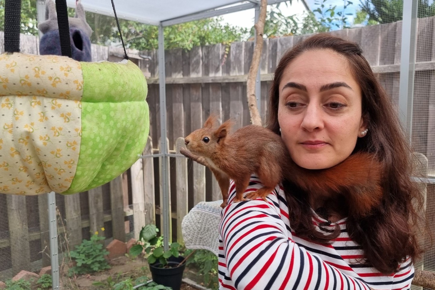 Tierschützerin Mona Gahrib hat ein Eichhörnchen auf der Schulter.