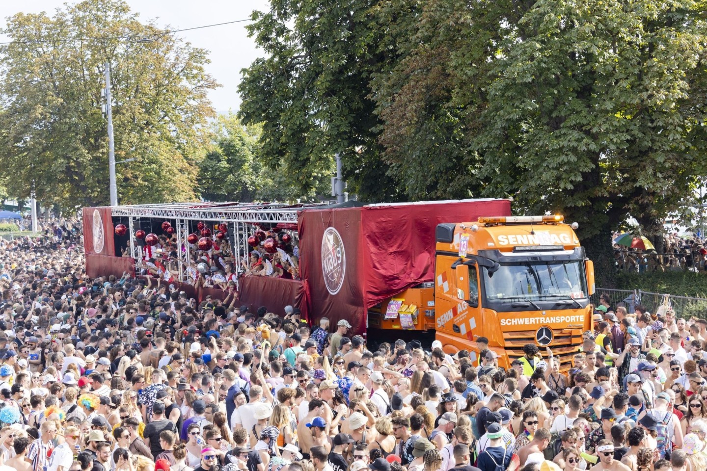 Teilnehmer tanzen durch die Straßen der Innenstadt in Zürich bei der 30. Street Parade.