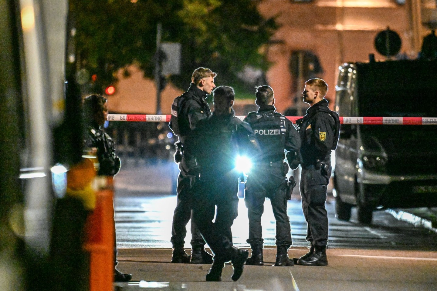 Nach Schüssen in einer Bar in Göppingen ist ein Mann gestorben. Nach dem Verdächtigen wird weiter gefahndet.