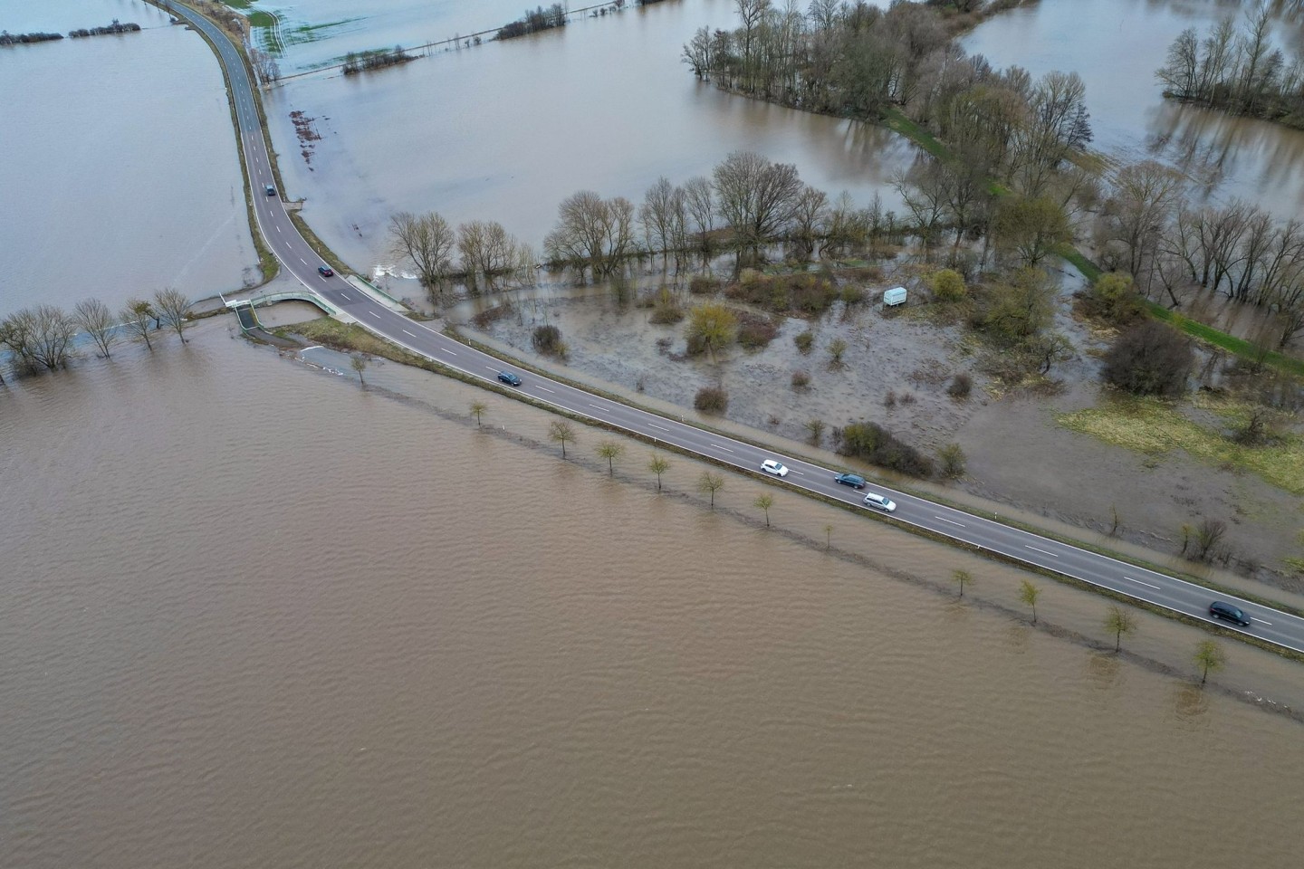 Das Hochwasser macht den Menschen - wie hier in Sachsen-Anhalt - weiterhin schwer zu schaffen. Forderungen nach einer besseren Ausstattung der Einsatzkräfte werden laut.