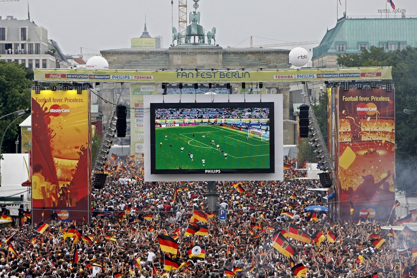 Soll auch dieses Jahr möglich werden: Tausende Zuschauer verfolgen auf der Fanmeile am Brandenburger Tor in Berlin ein WM-Fußballspiel von Deutschland.