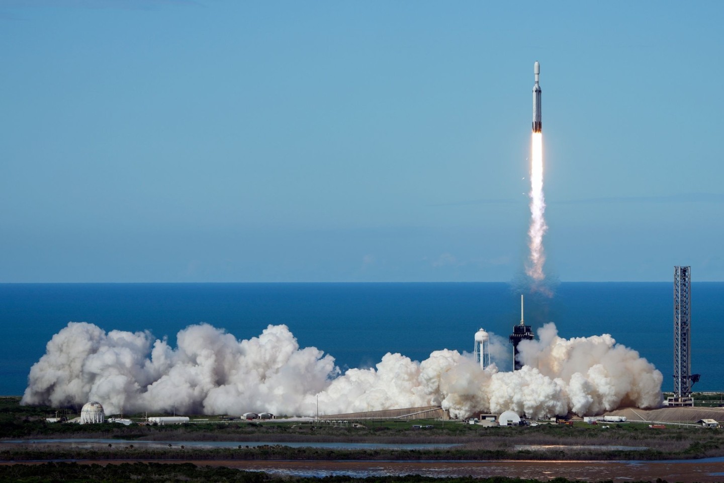 Eine SpaceX-Rakete hebt von der Rampe 39A des Kennedy Space Center in Cape Canaveral ab.