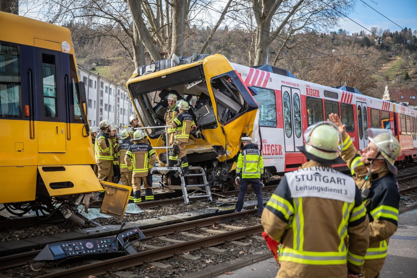 Einsatzkräfte der Feuerwehr stehen am Unfallort im Stuttgarter Stadtteil Wangen.