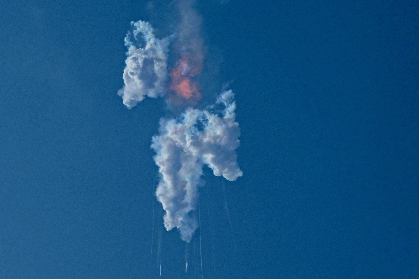 Das Raumschiff «Starship» von SpaceX explodiert und bricht nach dem Start von der Starbase in Boca Chica auseinander.