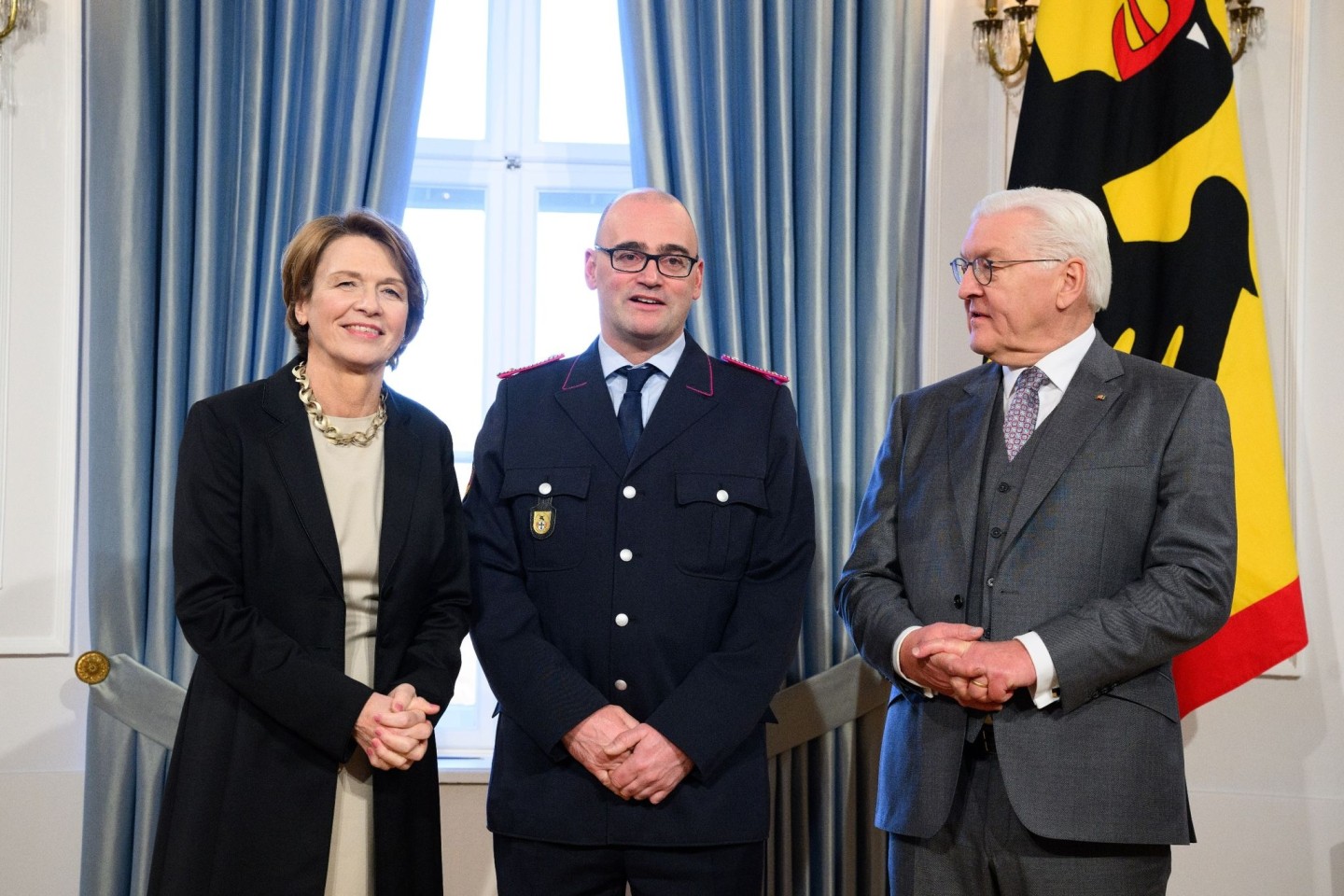 Bundespräsident Frank-Walter Steinmeier und seine Frau Elke Büdenbender begrüßen Torben Voigt aus Verden (M) beim Neujahrsempfang im Schloss Bellevue.