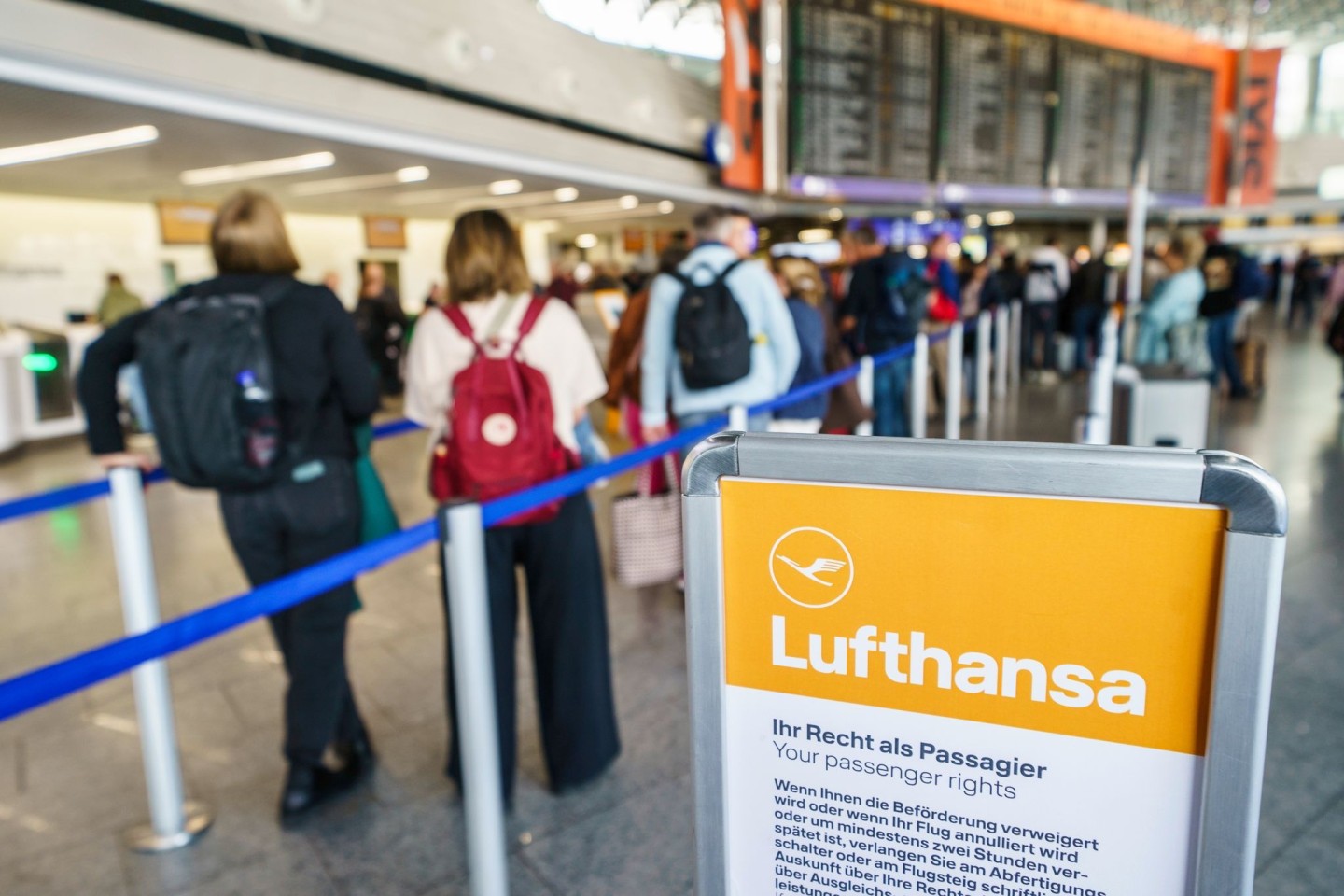 Wegen einer Störung bei der Deutschen Flugsicherung kam es zu großen Verzögerungen und Ausfällen wie hier am Flughafen Frankfurt (Foto aktuell).