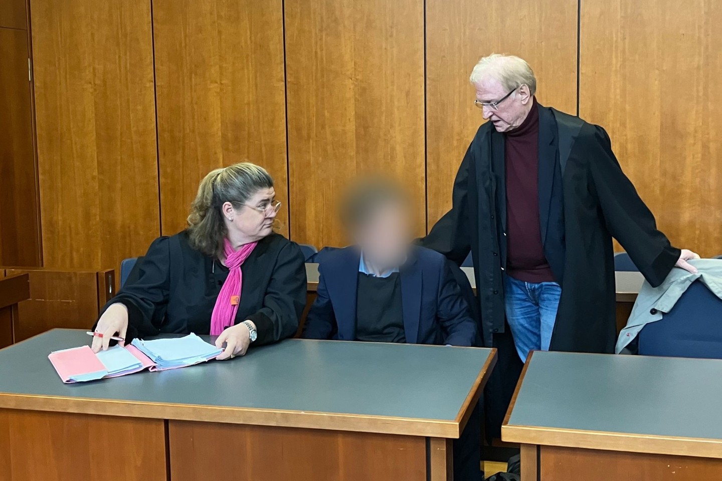 Der angeklagte Professor (M, verpixelt) ist zu einer Bewährungsstrafe von anderthalb Jahren verurteilt worden.