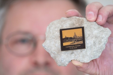 Stücke der Carolabrücke Dresden als Souvenir - Idee kommt an