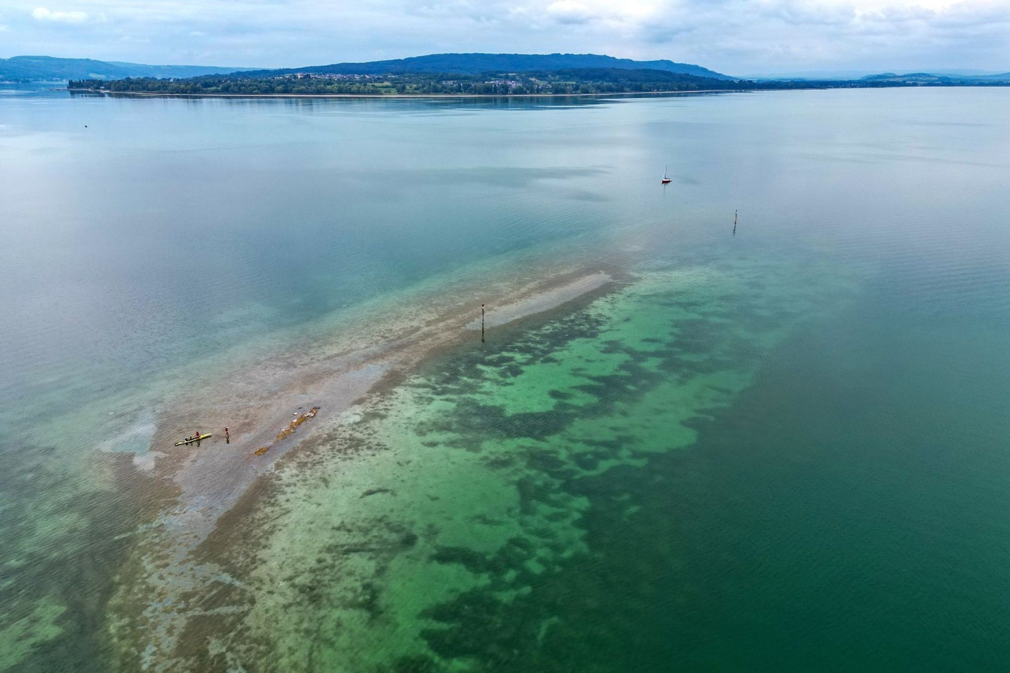 Durch das Niedrigwasser des Bodensees ist zwischen der Halbinsel Mettnau und der Insel Reichenau eine Kiesbank zu sehen.