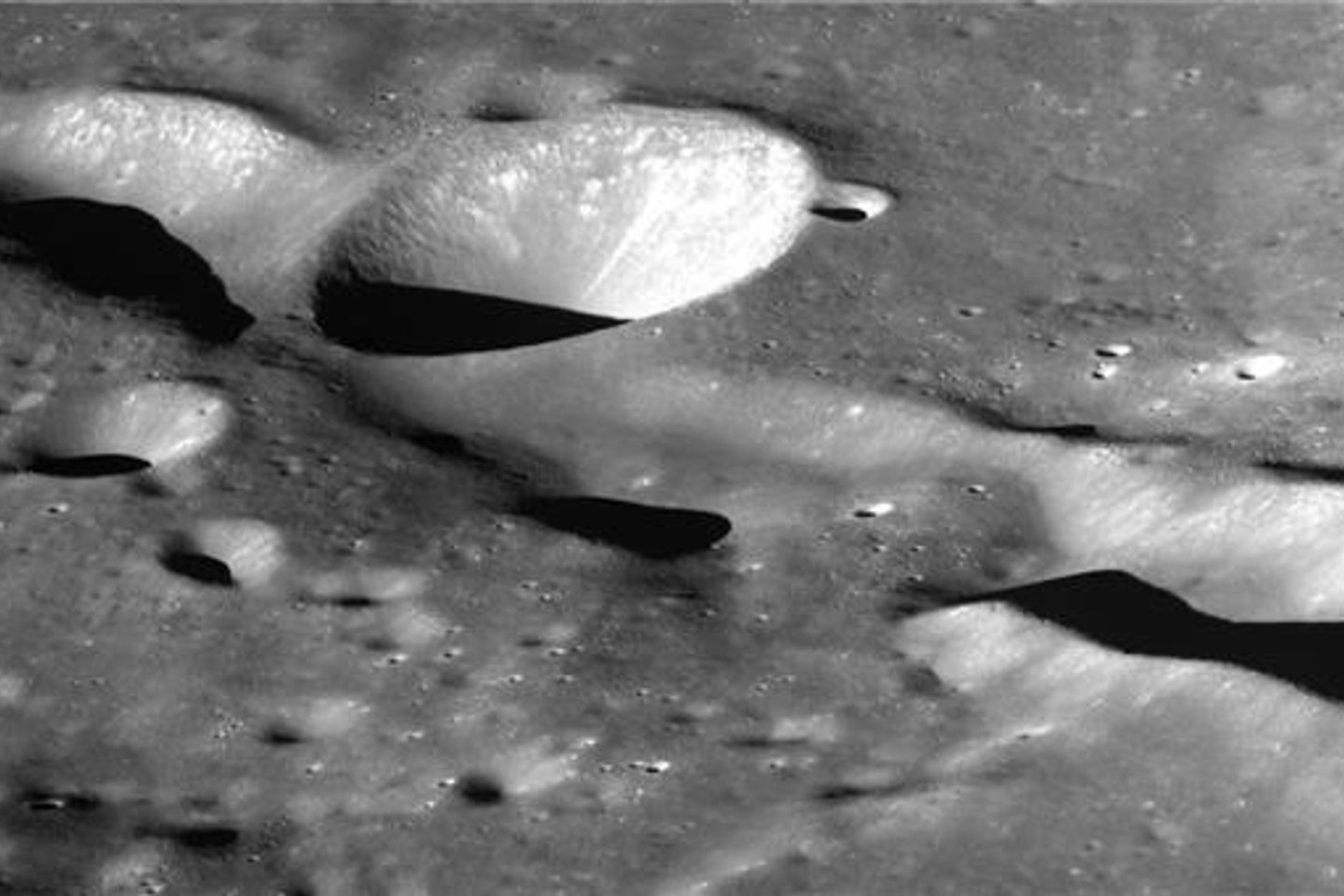 Das Foto zeigt den Krater Vallis Schrödinger, das Südkoreas erster Mondsonde Danuri mit seiner hochauflösenden Kamera aufgenommen hat.