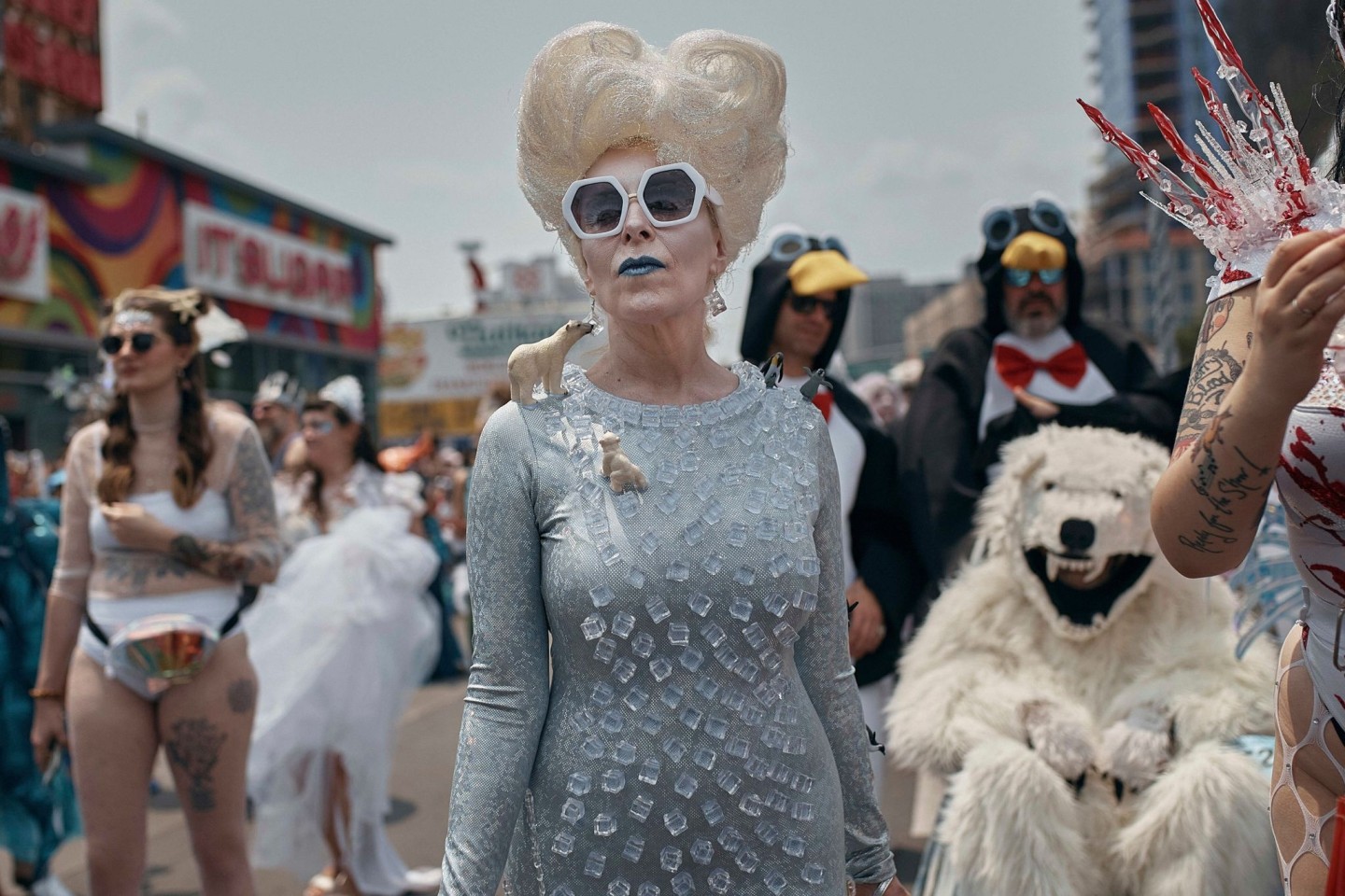 Nixen, Pinguine und ein Eisbär sind bei der Meerjungfrauen-Parade in Coney Island zu sehen.