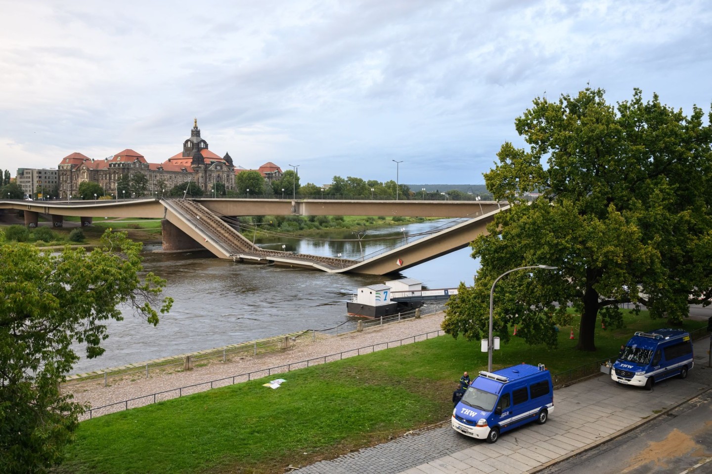 Mehr als 24 Stunden nach dem Teileinsturz der Carolabrücke ist es ruhig an der Unfallstelle. 