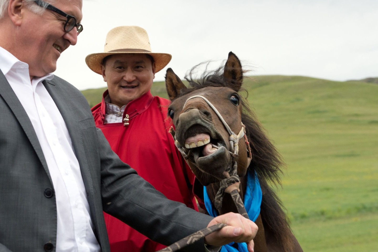 Der damalige Bundesaußenminister Frank-Walter Steinmeier (l) hat bei seiner Reise in die Mongolei im Jahr 2014 ein Pferd namens «Donnernde Hufe» geschenkt bekommen (Archivbild).