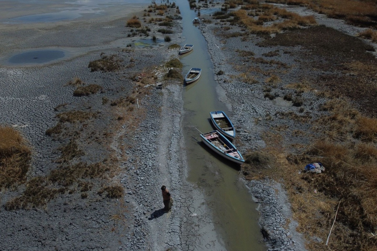 Boote an einem fast ausgetrockneten Ufer des Titicacasees nahe der Ortschaft Huarina in Bolivien.